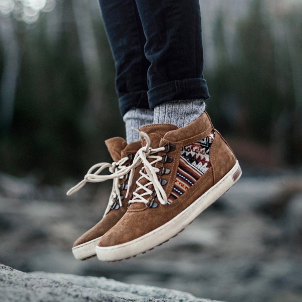 Size 8 Women’s Tan Suede Camping Boot